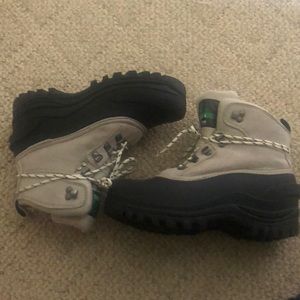 Snow boots